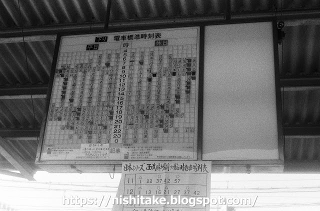 所沢駅に掲出された西武球場前行きの臨時電車時刻表。　所沢　1982.10.27