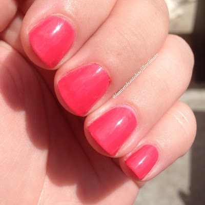 Swatch Cute as a button d'Essie