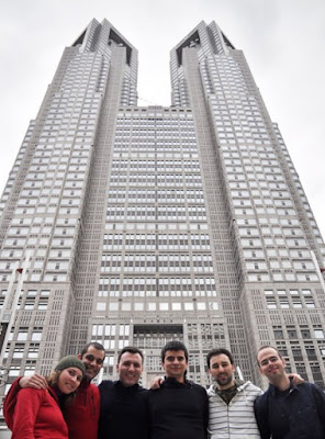 Frente al Tokyo City Hall.