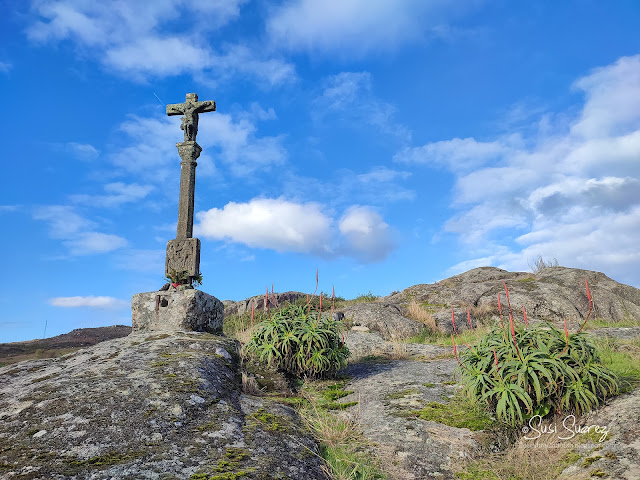 Molino, cruceiro y petroglifos en Amoedo