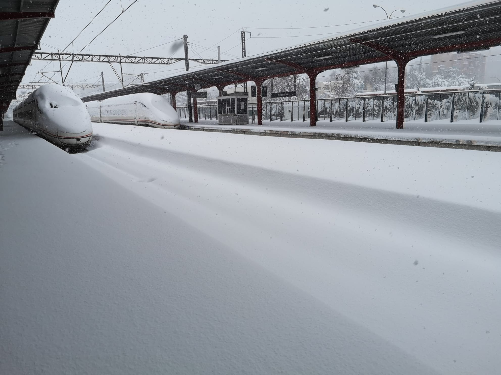 Estacion de tren en Madrid cubierta de nieve