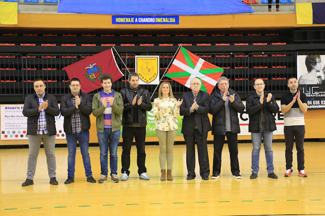 homenaje del Club Balonmano Barakaldo a 'Chandro'