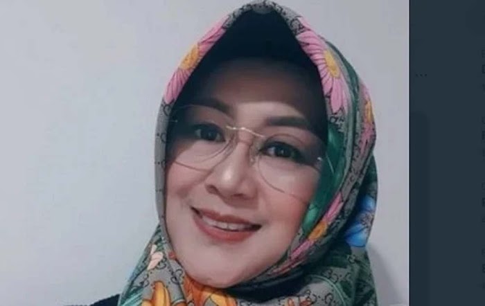 Dokter Tifa Sorot Tulisan Nama Jokowi pada Ijazah