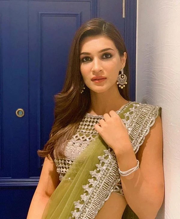 Kriti sanon saree hot bollywood actress