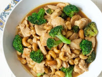 ONE PAN BROCCOLI CASHEW CHICKEN {15 MINUTE MEAL}