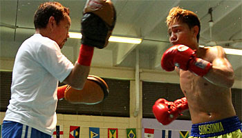 Sonsona trains with Donaire Sr.