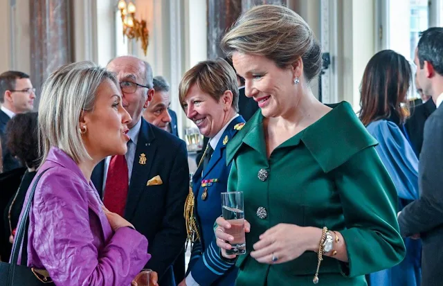 Queen Mathilde wore a green outfit, jacket and skirt, with crystal buttons by Esmeralda Ammoun. Diamond earrings