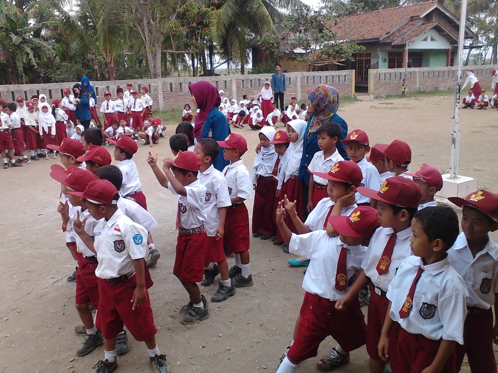 Foto bersama anak anak SDN Panikel Kampung Laut Cilacap Jawa Tengah