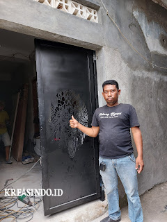 Pintu Double Rumah Model Plat Cutting Laser terpasang di Lenteng Agung Jakarta