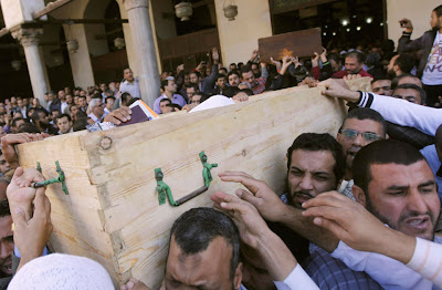Pemakaman Para Martir (insya Allah Syahid) Anggota Ikhwanul Muslimin Yang Dibunuh Massa Anti Mursi [ www.BlogApaAja.com ]