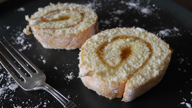 Biskuitrolle mit Orangenfüllung