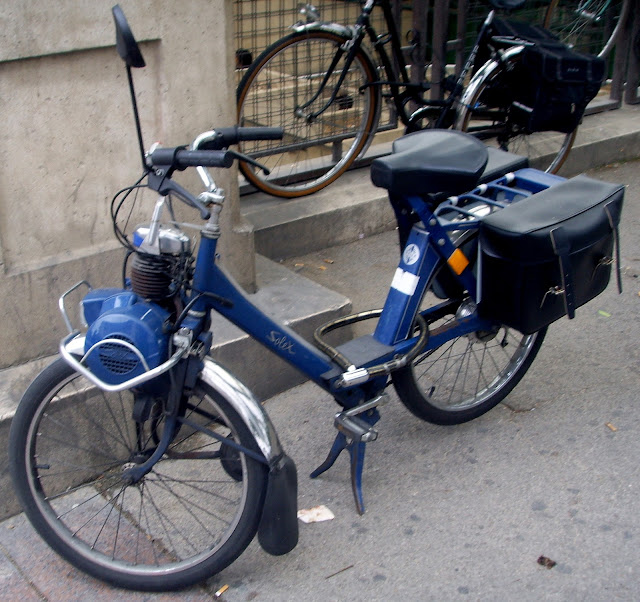 The Vélosolex has a small 49 cc motor mounted above the front wheel. Power is delivered via a small ceramic roller that rotates directly on the front wheel by friction to the tire.