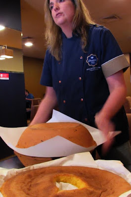 chef de pastelaria mostrando como desenformar um pão-de-ló