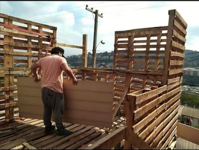 Ampliación de casa con pallets de madera reciclados