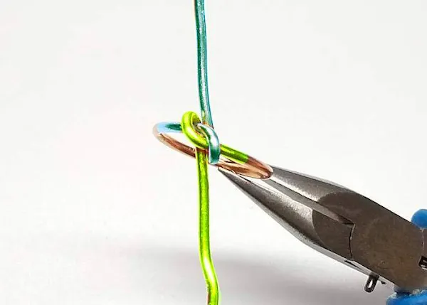 結び目飾りのワイヤーリングの作り方B step4:下向きのワイヤーを上に曲げる