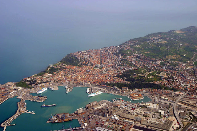 Veduta di Ancona. L'area verde sulla destra, vicino al porto, è la zona interessata dalla frana.