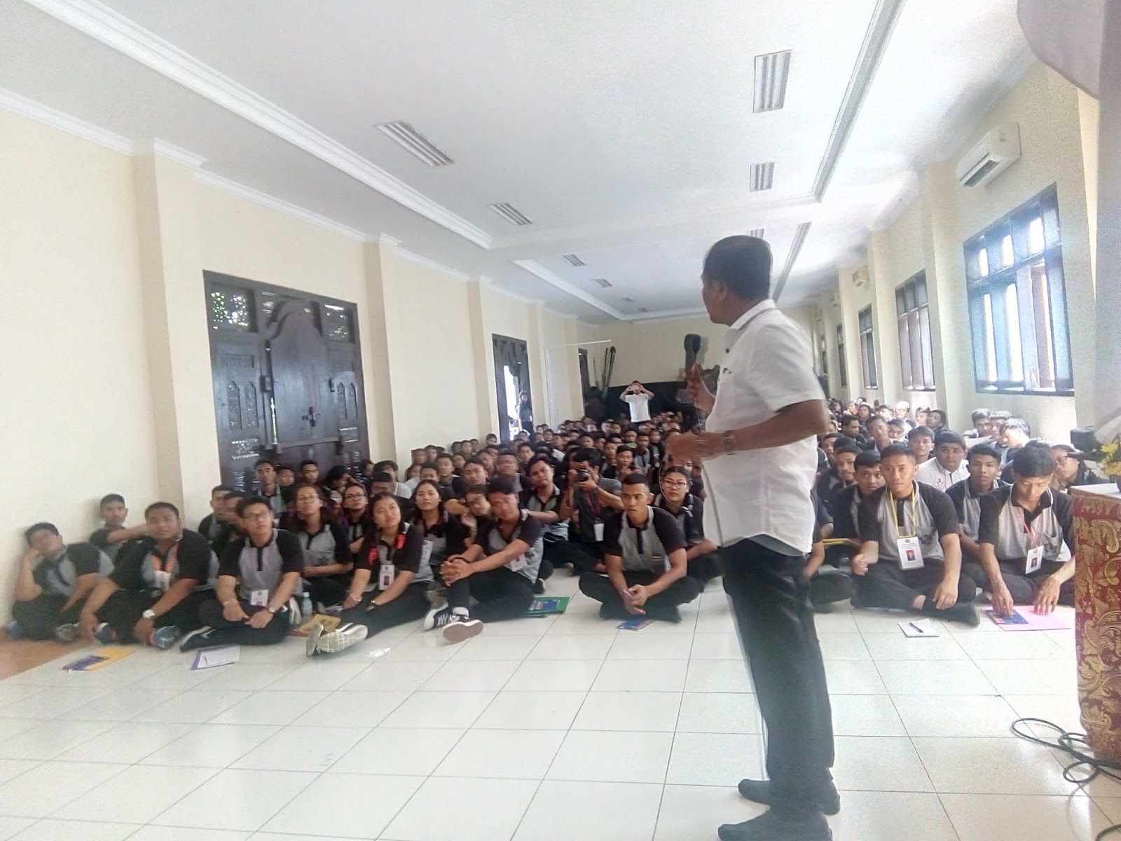 Setelah ceramah acara dilanjutkan dengan temu kangen antara Alumni dan Direktur Akpar Denpasar bertempat di ruang dosen kampus Akpar Denpasar