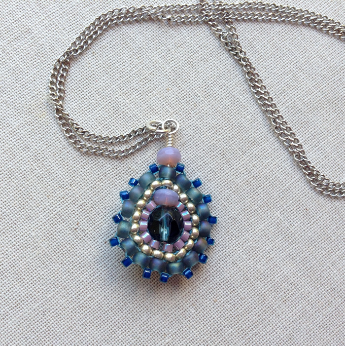 Ases Style beaded pendant - brick stitch, DIY from Lisa Yang's Jewelry Blog