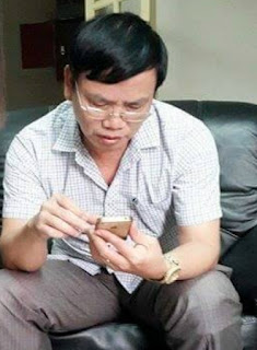 Ông Lưu Bách Chiến- Đội trưởng Đội QLTT số 2 đang xem clip tình trạng bán thuốc kích dục mà PV cung cấp.