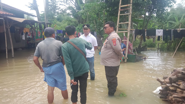 Bhabinkamtibmas Polres Serang Terjun Langsung Kelokasi Banjir ,Bsntu Evakyasi Warga Korban Banjir