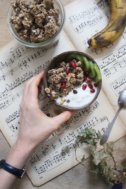 Cuillère et saladier : Granola banane, chocolat, cacahuète vegan sans sucres ajoutés