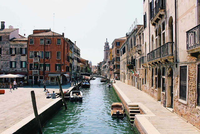 Venice là cái tên khác xứng đáng để du khách bỏ ra hàng giờ lê la khắp các ngõ ngách của thành phố du lịch này. Nằm ở phía Đông Bắc của Ý, Venice được hình thành từ 118 đảo và 175 kênh đào nối với nhau bởi 444 chiếc cầu. Chính những yếu tố đó đã tạo nên nét độc đáo, có một không hai của thành phố du lịch. Với những ngôi nhà màu sắc, con hẻm đá ngoằn ngoèo cùng nền trời lúc thì xanh, khi thì ửng hồng, Venice khiến bạn lắm lúc mơ hồ không biết mình đang mơ hay tỉnh. 