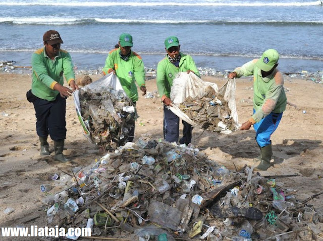 Foto Pantai Kuta Bali Penuh Sampah - liataja.com