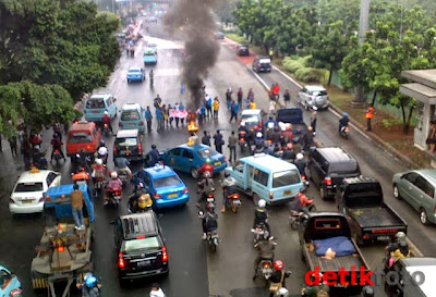 aksi bakar diri mahasiswa UKI