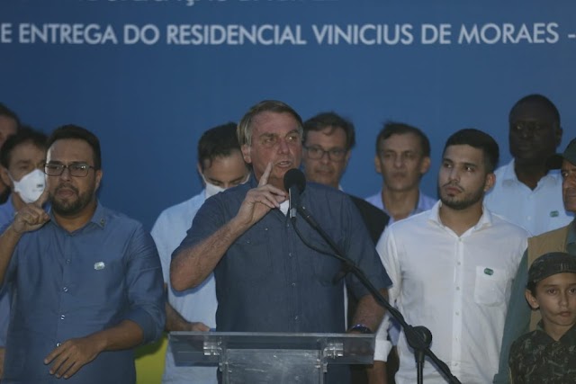 Sem dar detalhes, Bolsonaro diz que, daqui para frente, 'governador que fechar estado' deve bancar auxílio emergencial