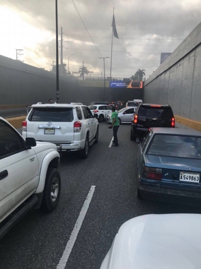 Vehículo se incendia en túnel de Las Américas; carril en sentido este-oeste está cerrado