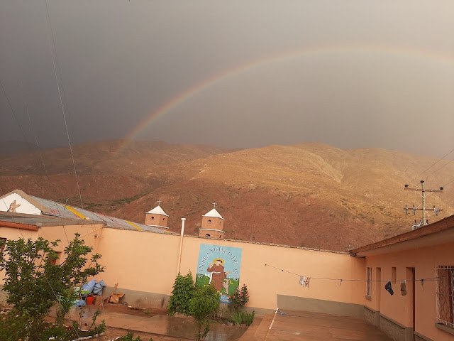 Der erste Regenbogen der beginnenden Regenzeit über Esmoraca Bolivien