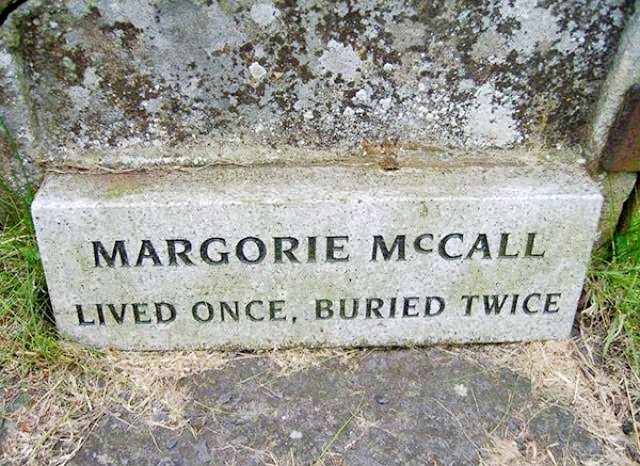 قبر مارجوري مكتوب عليه عاشت مرة ودفنت مرتين
