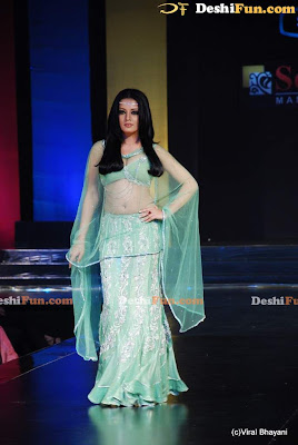 CELINA JAITLEY  lukin' DAMN S3XY in latest Fashion Show image