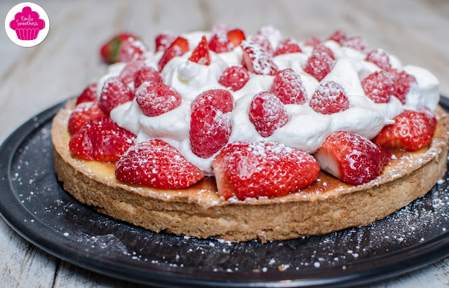 Tarte amandine aux fraises, aux framboises et à la chantilly maison