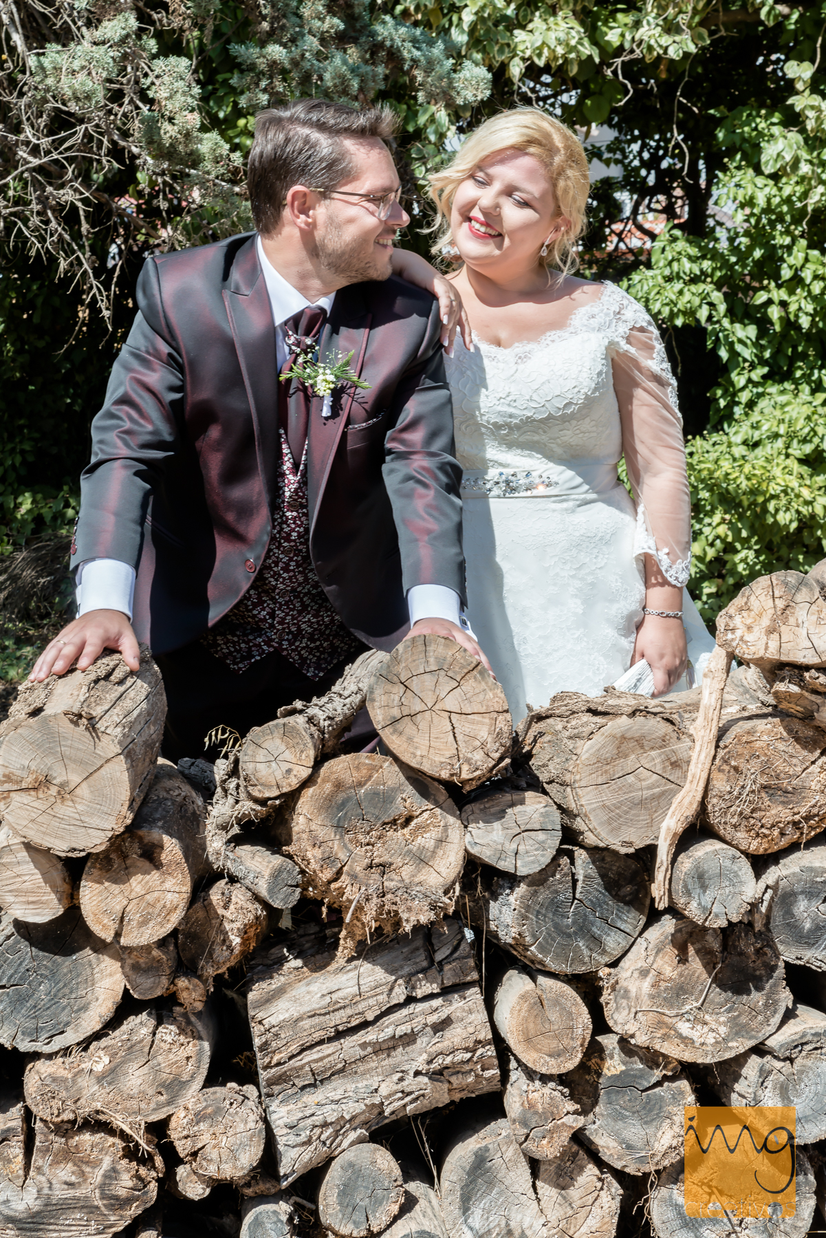 Fotografía de boda con troncos y vegetación