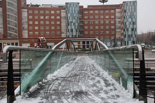 Puente peatonal de la plaza de Cruces afectado por la nueve y el hielo