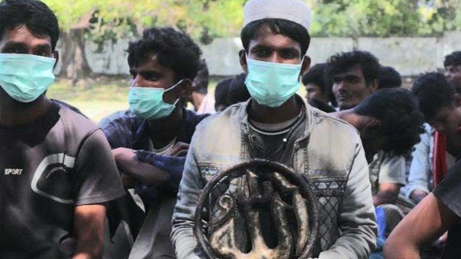 Warga Rohingya saat berada di kawasan pantai Indra Patra Kecamatan Mesjid Raya Aceh Besar, Minggu (25/12/2022).