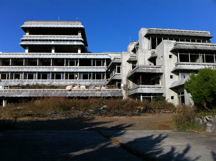 愛知県最大の廃墟 三ヶ根山の巨大廃ホテルへ いたみわけ Com
