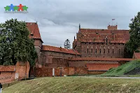 Malowniczo położony nad brzegiem Nogatu Zamek w Malborku to największy ceglany zamek na świecie i obiekt wpisany na listę UNESCO.