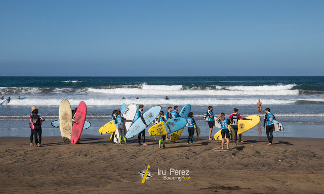 Surfistas en Las Canteras