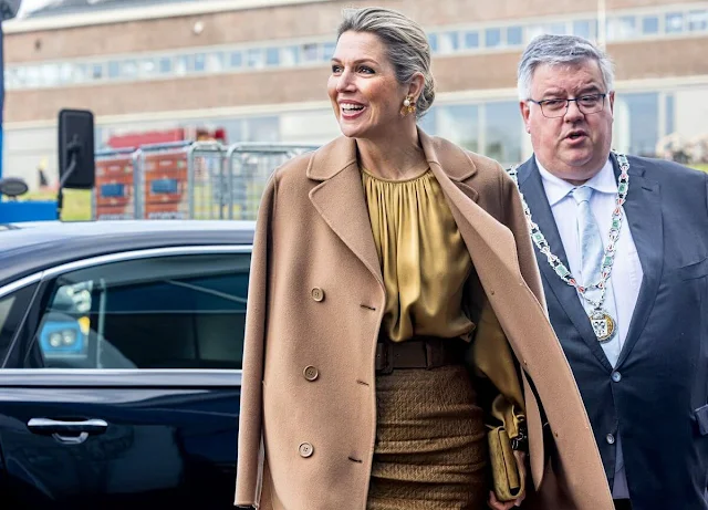 Queen Maxima wore a Madame camel wool and cashmere coat and Gianni oversized top by Natan Couture