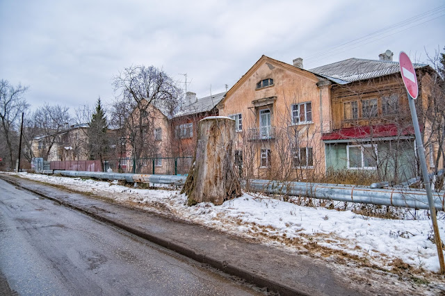 Большой пень у пешеходной дорожки