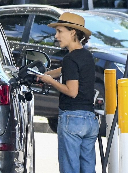Spontaneous pictures of Natalie Portman in Australia while preparing for her new movie,  Thor: Love and Thunder