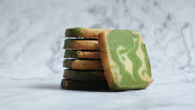 Kue sus matcha adalah varian kue sus yang menggunakan bubuk matcha (teh hijau Jepang) dalam adonannya, memberikan rasa yang unik dan aroma yang khas. Kue ini memiliki bentuk yang sama dengan kue sus klasik, yaitu bundar dengan lapisan luar yang renyah dan isian krim di dalamnya. Namun, yang membedakan adalah penggunaan bubuk matcha yang memberikan sentuhan rasa dan tampilan yang menarik.