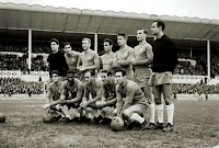 REAL MADRID C. F. Temporada 1959-60. Domínguez, Marquitos, Santamaría, Zárraga, Vidal, Antonio Ruiz y Bagur (portero suplente). Herrera, Didí, Di Stéfano, Mateos y Gento. REAL SOCIEDAD DE FÚTBOL 1 🆚 REAL MADRID C. F. 3 Domingo 20/12/1959. Campeonato de Liga de 1ª División, jornada 14. San Sebastián, Guipúzcoa, estadio de Atocha. GOLES: ⚽0-1; 44’, Chus Herrera. ⚽0-2: 53’, Didi. ⚽0-3: 54’, Paco Gento. ⚽1-3: 59’, Gallastegui.