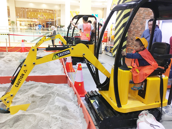 Playground Naik Excavator di  Kids Work Gandaria  City  Diski