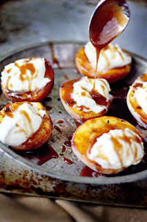 http://www.insockmonkeyslippers.com/grilled-vanilla-bean-mascarpone-peaches-with-salted-bourbon-caramel