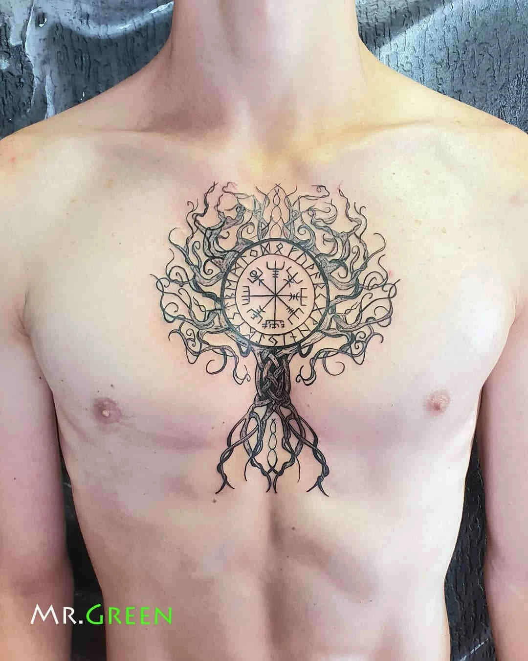 tatuaje de Yggdrasil vikingo, el arbol del mundo