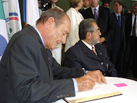 Jacques Chirac signe le livre d'or