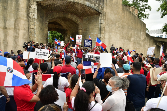 Protestan contra la tarjeta de vacuna anticovid